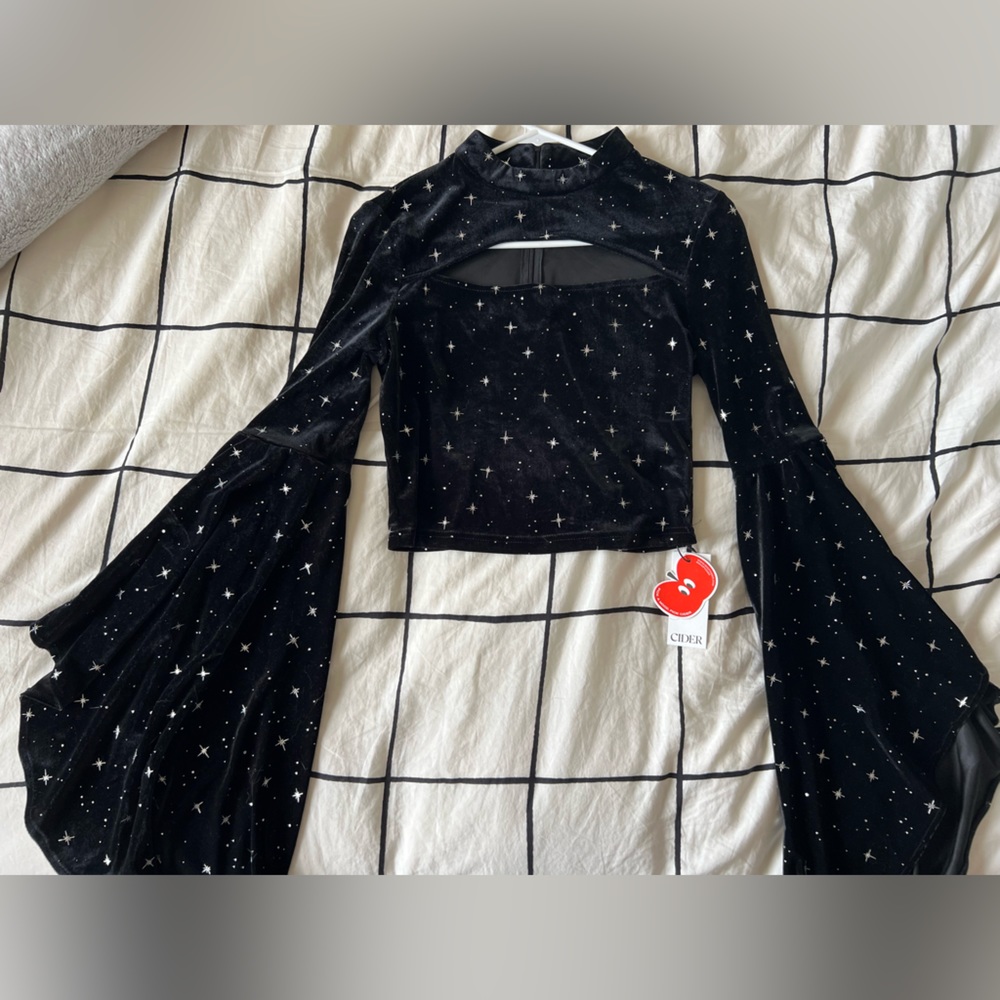 Cider Velvet Star Pattern Bell Sleeve Top